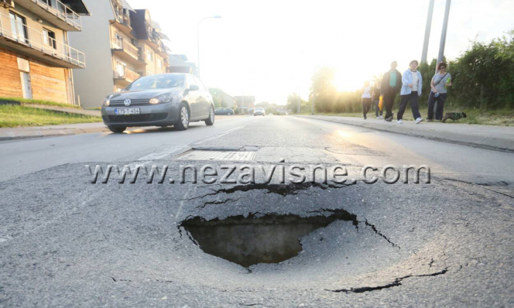 Odronio se put iznad kružnog toka na banjalučkom tranzitu