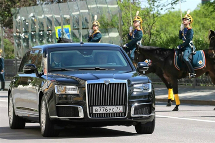 Konačno predstavljen novi "putinmobil"