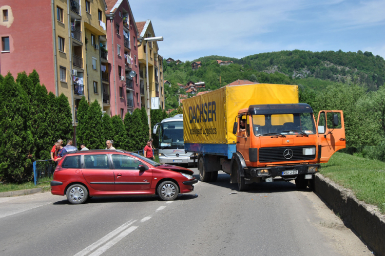 Sudar kamiona i automobila na izlazu iz Zvornika