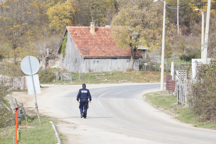 Policajac tukao suprugu na ulici, vukao je po asfaltu?