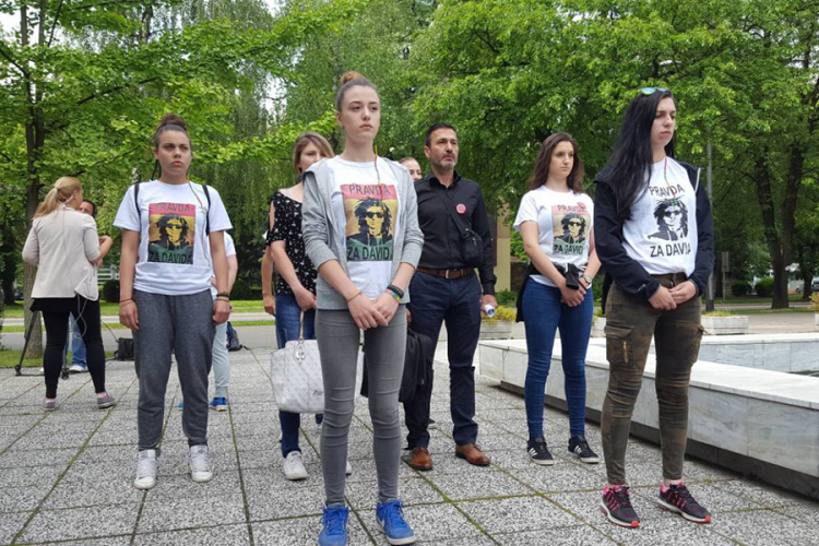 Minut ćutanja za Davida ispred Narodne skupštine RS