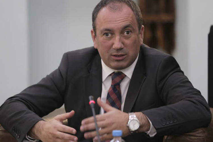 Crnadak diplomatskim pasošima počastio Borenovića i Govedaricu