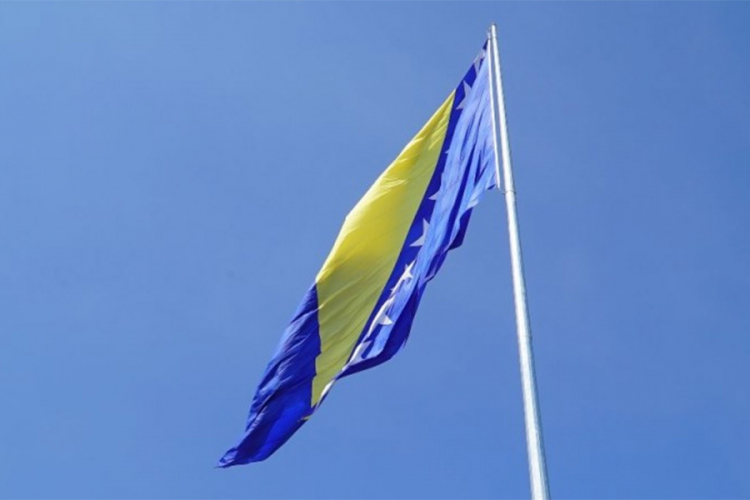 U Tešnju podignuta najveća zastava Bosne i Hercegovine