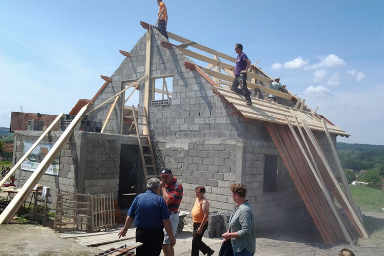 Holanđani velikog srca grade dom osmočlanoj porodici