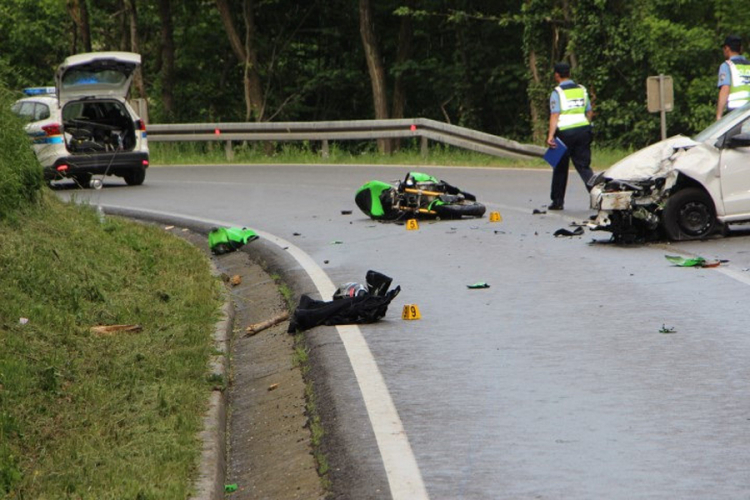 Motociklista se zabio u auto, dvoje povrijeđeno