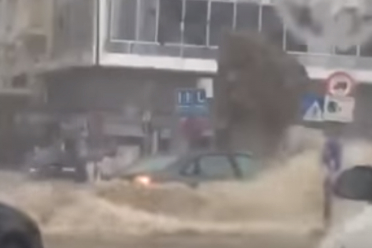 Snažno nevrijeme u Solunu, u toku spasavanja ljudi