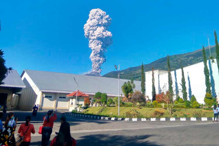 Erupcija vulkana u Indoneziji, izbacuje stub pepela od 5,5 km