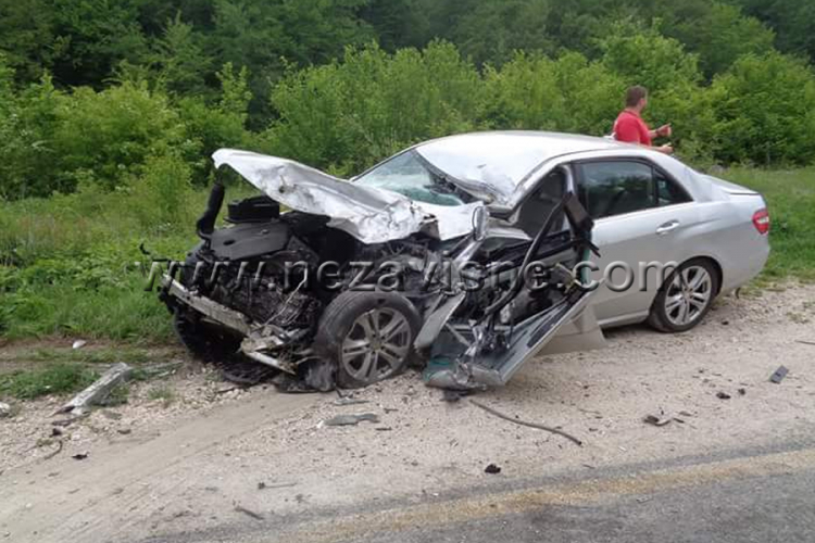 Dva muškarca povrijeđena u sudaru kamiona i mercedesa