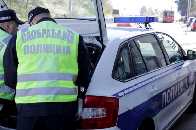 Dvije djevojčice povrijeđene na autobuskom stajalištu