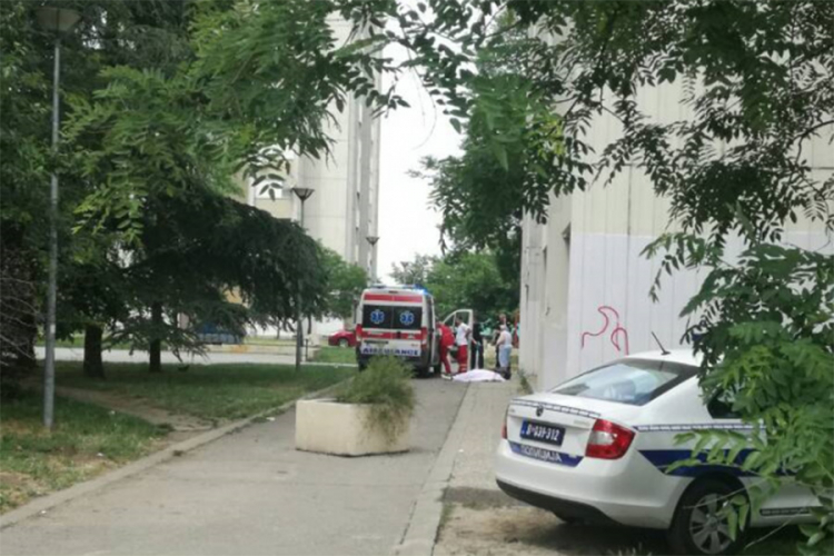 Žena skočila sa četvrtog sprata zgrade