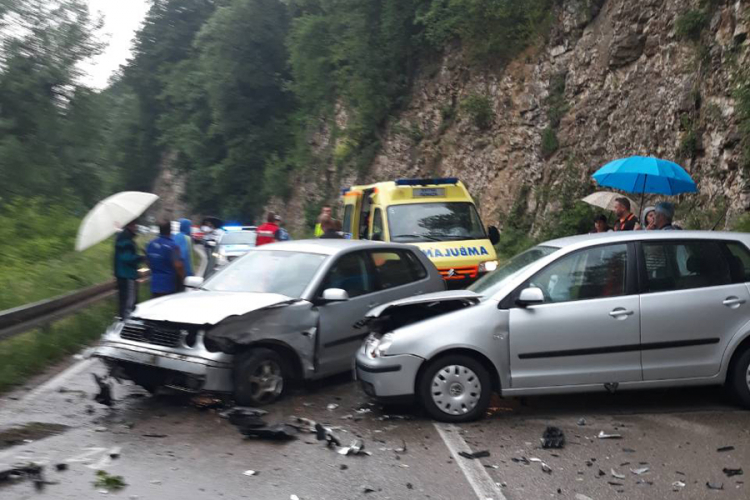 Udes na izlazu iz Doboja, povrijeđena tri lica