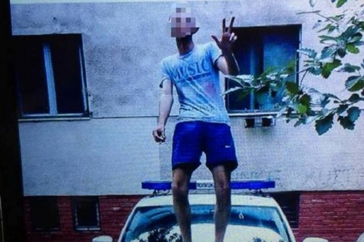 Maloljetnici skakali po policijskom autu i gađali ga jajima