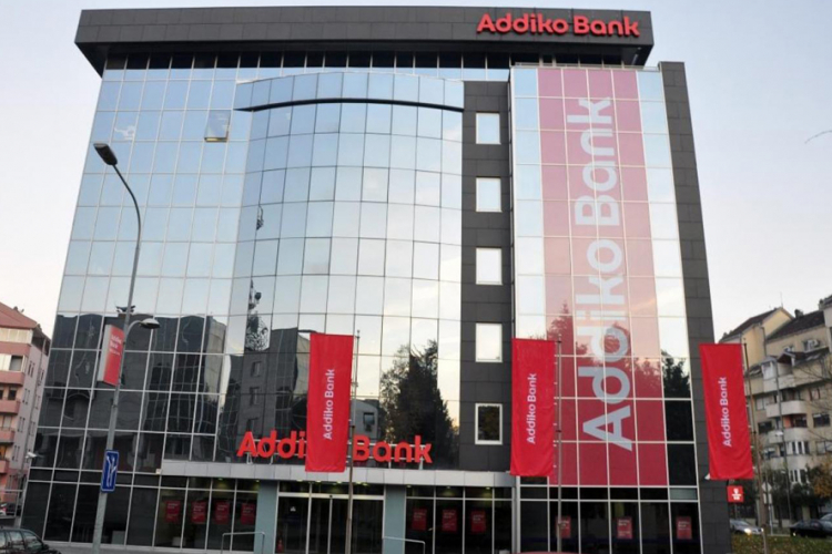 U ponudi prva debitna kartica sa mirisom jagode