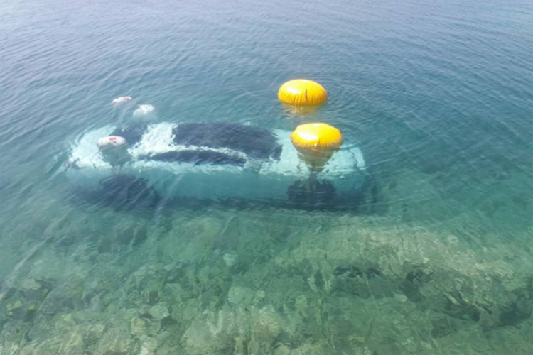 Pritisnuo gas umjesto kočnice, Mercedes završio u moru