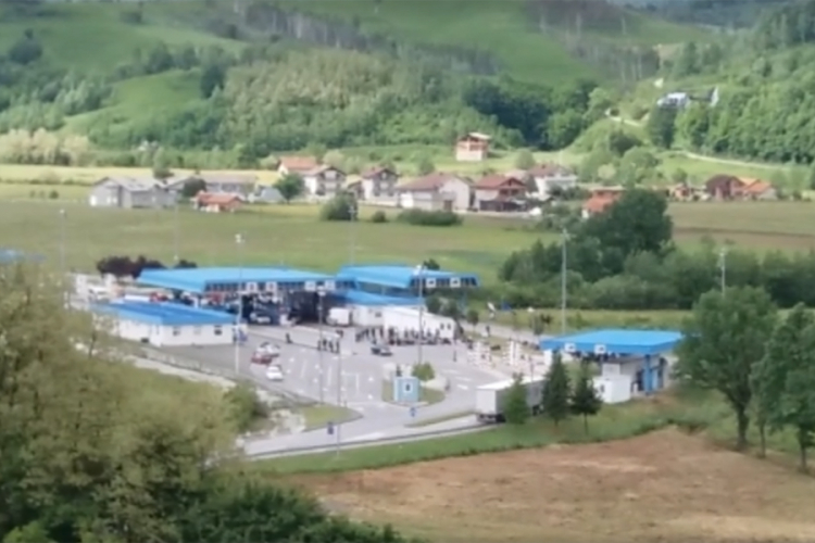 Migranti tijelima privremeno blokirali granični prelaz Maljevac