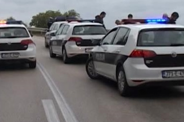 U stravičnoj nesreći poginuo suvozač, tri osobe povrijeđene
