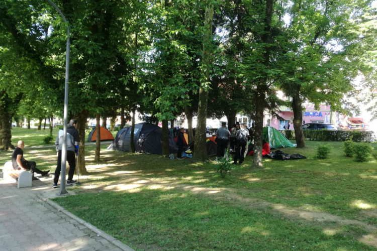 Počelo uklanjanje šatorskog naselja iz gradskog parka
