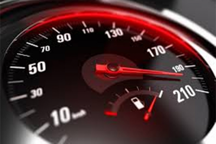 Jurio 185 km/h, oduzeli mu vozačku, pa uhvaćen kako vozi 180 km/h