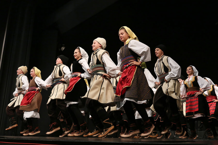 Hiljade folkloraša na Kastelu