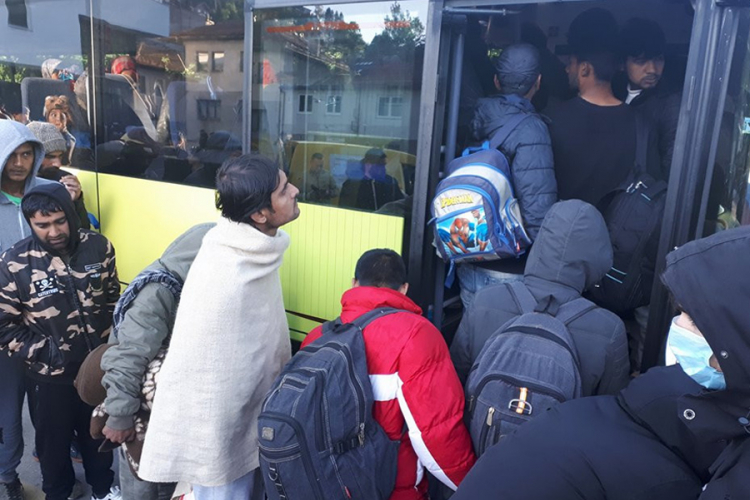 Dramatično u Ivan Sedlu: Policija HNK brani prolaz migranata
