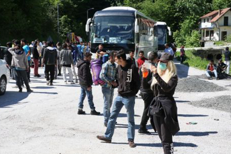 Konvoj sa migrantima krenuo prema Salakovcu
