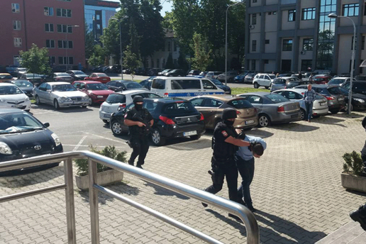 Drogu rasturao i izbacivač u četiri noćna kluba