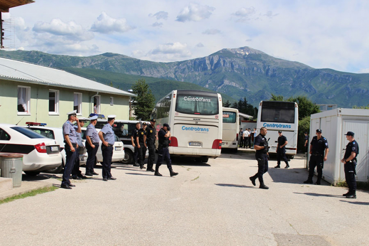 Nekoliko migranata pobjeglo iz kampa Salakovac