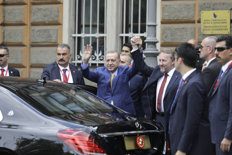 Erdoan stigao u Sarajevo, dočekao ga Izetbegović
