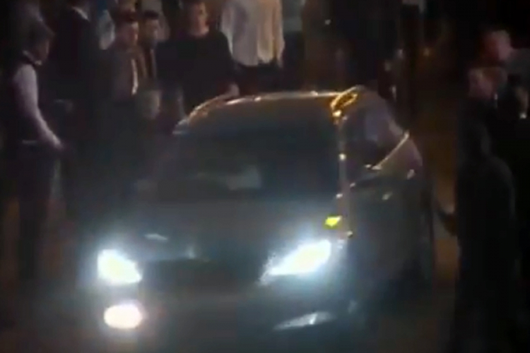 Posvađao se sa djevojkom, ukrao auto, pa gazio pješake