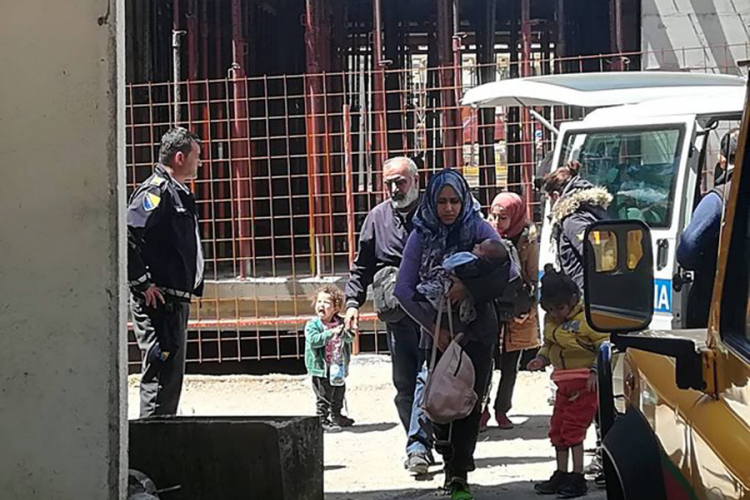 Pronađena 24 migranta u Gacku
