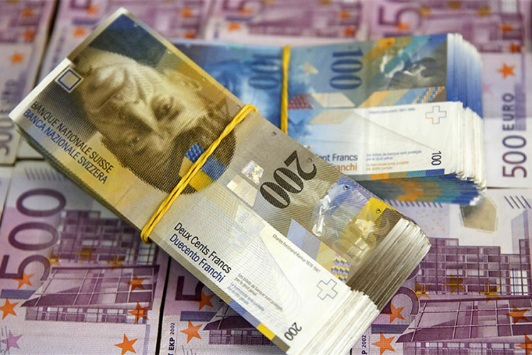 Otkriveno 117.000 švajcaraca u čarapi ušivenoj u jastuk