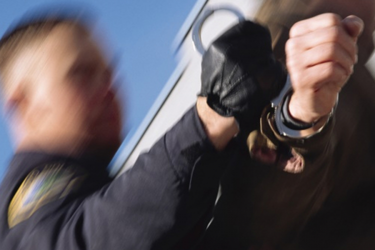Nasrnuo na policajca prilikom legitimisanja