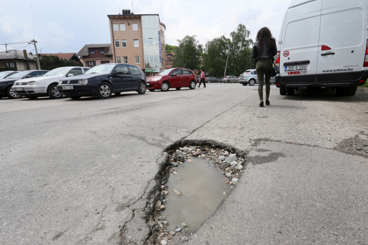 Voze i u suprotnoj traci da izbjegnu rupe
