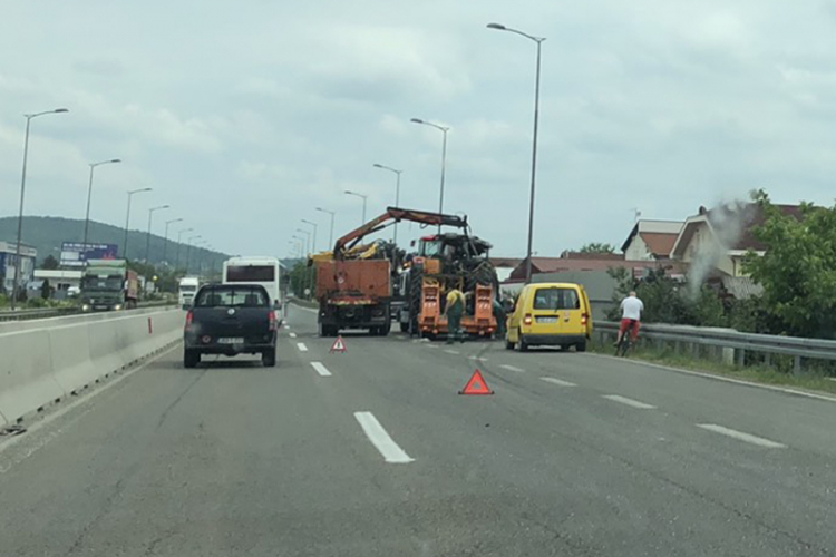 Nezgoda kod Banjaluke: Traktor spao sa labudice