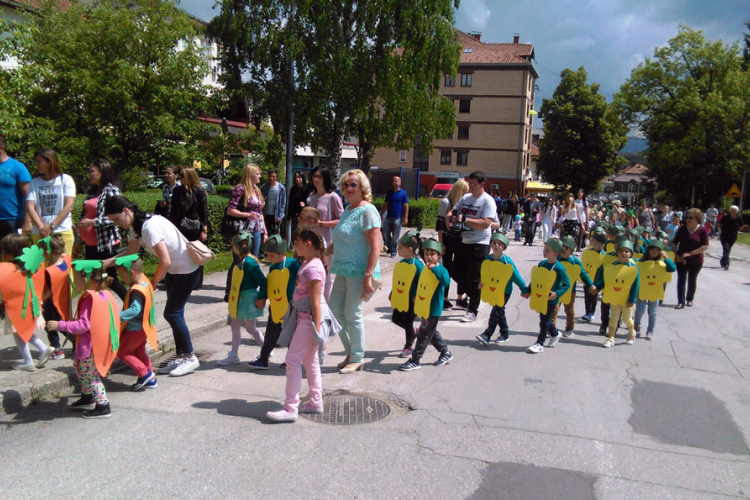 Mališani obradovali sugrađane maskenbalom i priredbom