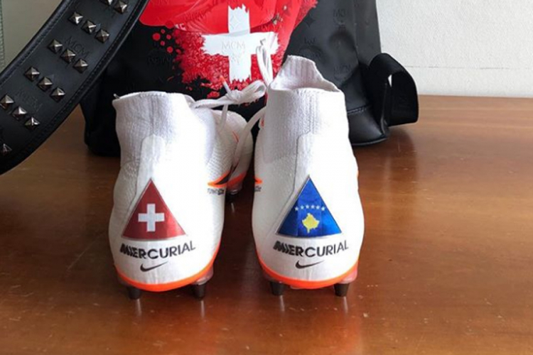 Šaćiri na Srbiju u kopačkama sa zastavom Kosova