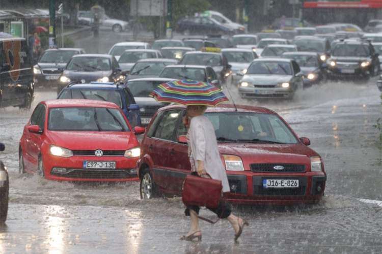 Olujno nevrijeme pogodilo Sarajevo, ulice poplavljene