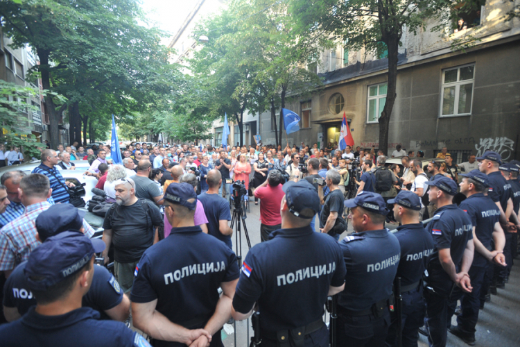 Radikali protiv "Mirdite", pokušali da probiju policijski kordon