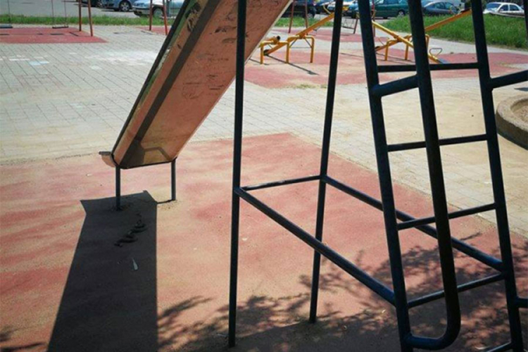 Zmija na dječjem igralištu u Boriku