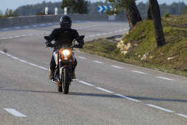 Nađen motociklista s rupom u kacigi, udario ga grom?