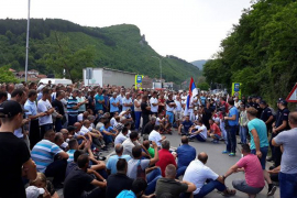Malinari i dalje drže u blokadi put prema Crnoj Gori