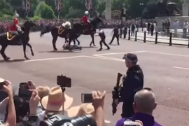 Vojnik pao s konja na rođendanu kraljice Elizabete, hitno prebačen u ...