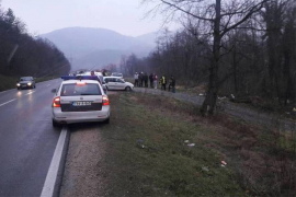 Dvije osobe povrijeđene, kamion završio pored pruge u nezgodi kod ...
