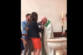Sveštenik ošamario dijete tokom krštenja