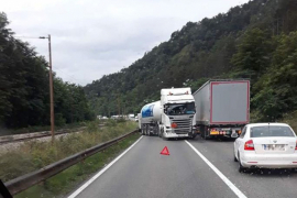 Vozač audija teško povrijeđen u sudaru s cisternom