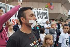 Dragičević i građani sa trakama preko usta na Trgu Krajine