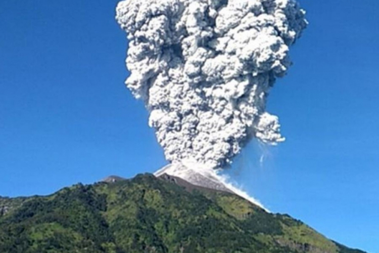 Erupcija vulkana u Indoneziji, zatvorena dva aerodroma