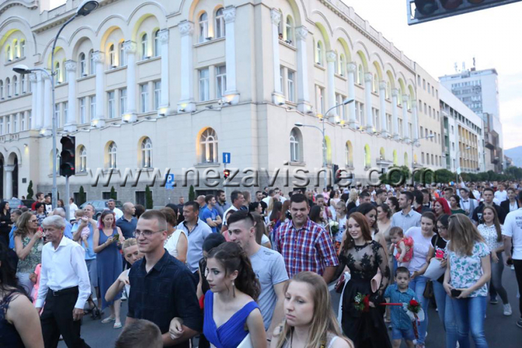 Maturanti Tehničke škole defilovali ulicama Banjaluke