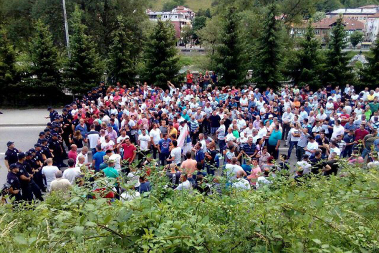 Malinari nastavili blokadu puta ka Crnoj Gori