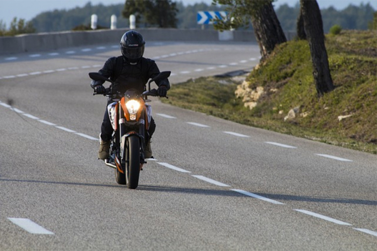 Nađen motociklista s rupom u kacigi, udario ga grom?